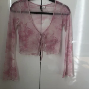 Super söt kofta - Använd ytters få gånger super söt kofta med fjärilar på💕 tar emot pris förslag 