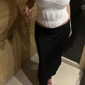 Svart maxikjol - Säljer denna fina maxikjol från asos! Kjolen är i stolek 36🤩🥥🍸