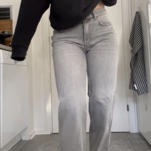Jeans  - Jättefina lågmidjade jeans från Gina. Använda fåtals gånger och i väldigt bra skick men kommer itne till användning  💞
