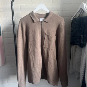 Bläck Zip Up - Bläck zip up Storlek L Skick 9/10 som ny Fler bilder kan fås vid intresse Kan gå ner i pris vid snabb affär!