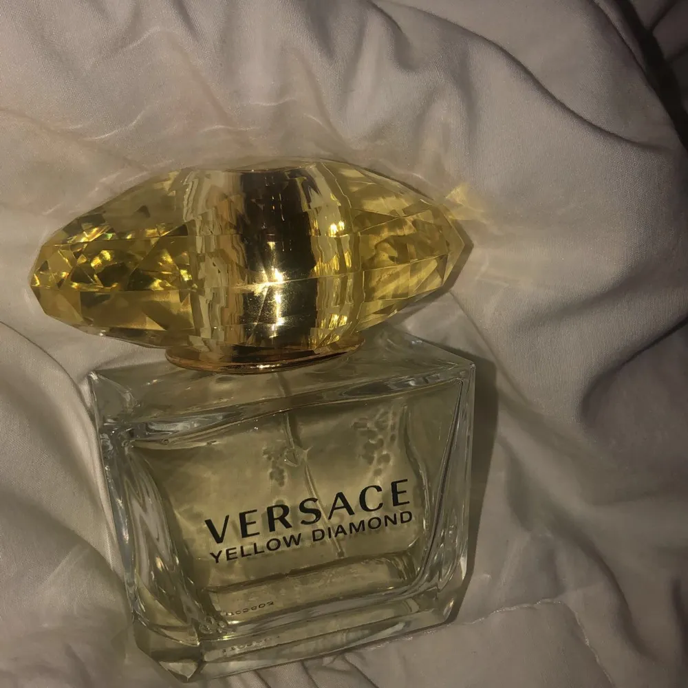Säljer nu min Versace Yellow diamond parfym. 45ml kvar då det är en 90ml flaska. Luktar så gott och fräscht. Citrus och blommigt Nypris för 50 ml : ca 700 kr Mitt pris: 300kr. Accessoarer.