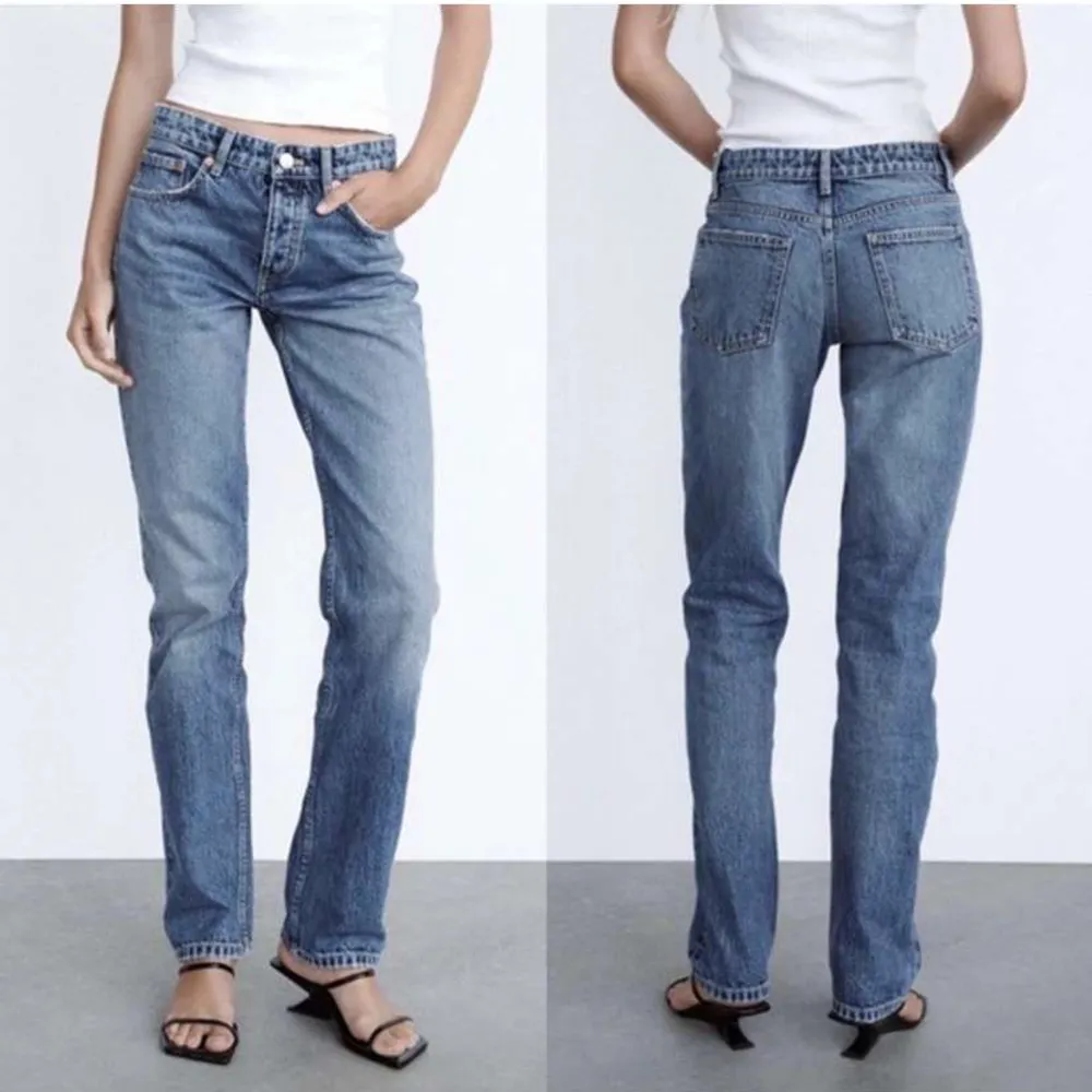 Säljer dessa jättefina jeans från zara som tyvärr blivit för små för mig💛. Jeans & Byxor.