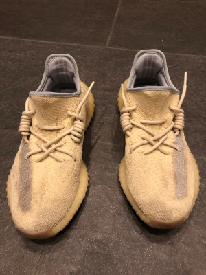 Yeezy Boost 350 V2 Linen - Yeezy Boost 350 linen. Strlk 42. Lite smutsiga här och där(se bilder) Har gjort egen lace på dem, Kan skicka kvitta om de behövs DM för mer info