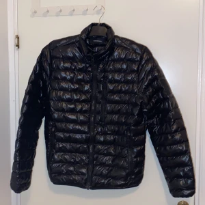 PeakPerformance jacka - Säljer jackan pågrund av att den inte passar längre.  Jackan är i bra skick förutom ett pytte litet hål vid armbågen. Hålet syns bara på väldigt nära håll. Köpt för 2600, pris kan diskuteras 