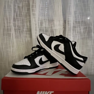 Nike Dunk Low - Helt oanvända! Nike dunk low i storlek 38,5. Finns kvittot kvar.