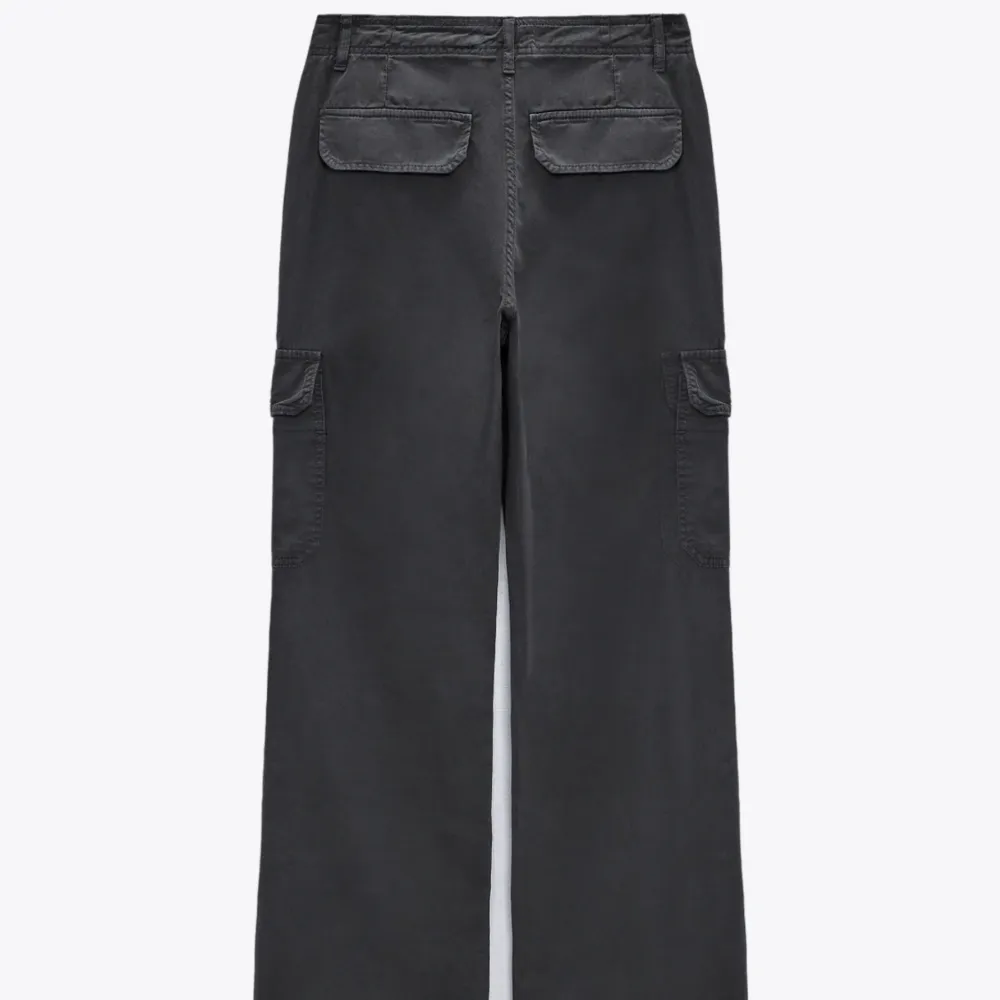 🖤Grå cargobyxor från Zara, för korta för min smak, sitter supersnyggt annars. Jeans & Byxor.