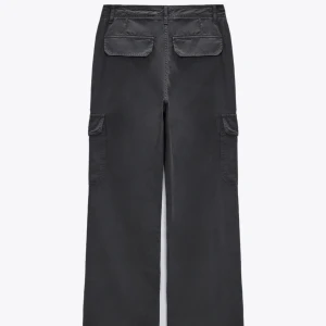 ZARA cargo - 🖤Grå cargobyxor från Zara, för korta för min smak, sitter supersnyggt annars