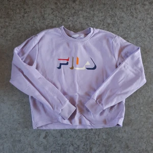 Fila tröja stl S  - Fila tröja i fint skick. Använd mkt lite. Stl S