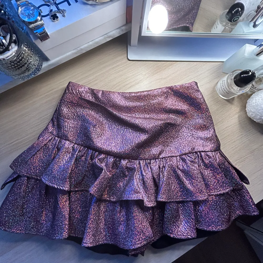 Helt slutsåld zara kjol!! Super fin att ha när man ska vara extra fin🥰 beställde den för runt 1 år sedan men säljer då den aldrig kommer till användning.  skriv vid fler frågor eller bilder!  KÖPARE STÅR FÖR FRAKT 😇. Kjolar.
