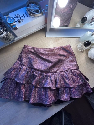 Zara kjol - Helt slutsåld zara kjol!! Super fin att ha när man ska vara extra fin🥰 beställde den för runt 1 år sedan men säljer då den aldrig kommer till användning.  skriv vid fler frågor eller bilder!  KÖPARE STÅR FÖR FRAKT 😇