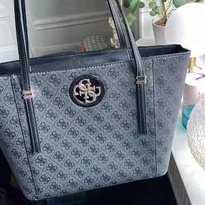 Guess Open Tote Bag - Guess handväska  Köpte för 1200, har inte använt den så mycket men behöver verkligen pengarna
