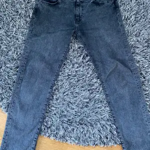 Säljer ett par Levis jeans model 502 storlek 30/32. De är ett par jeans med en fin grå färg och med svarta segment. Säljer dem då de är för stora för mig, de är inte använda särskilt mycket och de är i väldigt bra skick. Ordinarie pris är 1099kr.
