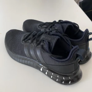 Adidas skor  - Säljer för att dom är för små. Typ helt nya bara använda ett par gånger. 9/10 i skick.
