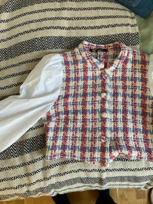 Skjorta från Zara - Super fin skjorta från Zara! Jättesnygg både med kostym byxor och jeans.