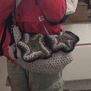 Handgjord virkad väska - En handgjord virkad väska! Kan fås i många olika färger och längder.