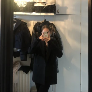 Samsoe samsoe Jacka  - Samsoe jacka/kavaj i en mörkgrå färg som är i ny skick men som tyvärr inte kommer till användning då jag har en annan. I storlek xs säljer för 300kr men kom gärna med prisförslag! Vill sälja så fort som möjligt. 