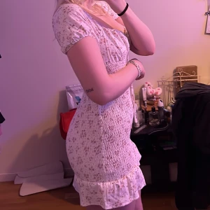 Sommarklänning - Stretching blommig klänning, känner att den är lite kort på mig då jag är 184 men tror den skulle sitta superfint på nån lite kortare mjukt material med knytbara snören uppetill. går att använda som shoulderless om man skulle vilja!