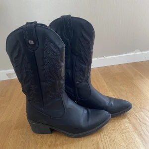 Cowboy boots - Säljs då dem aldrig används och därav är dem i väldigt fint skick! Jättefina nu till våren/ sommarn. Köparen står för frakten (69kr) spårbar 💓nypris 699kr