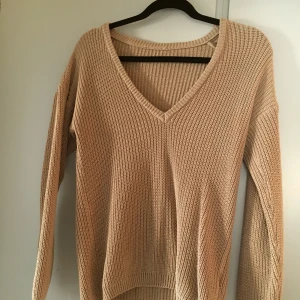 Stickad tröja medium  - Fin v-ringad tröja 