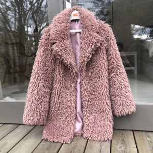Teddyjacka - Rosa/rose/dusty pink teddykappa från pretty little thing! Den är använd under längre period men är väl omhändertagen☺️ Den är hur mysig och skön som helst!