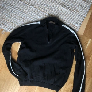 Yohji Yamamoto Y’s for Men track top - Lyxig track top från Yohji Yamamotos Y’s for Men. Asymmetrisk design (skuren på ett okonventionellt sätt) så den sitter lite annorlunda med längre ärmar. I fint vintage skick, inga hål, revor eller fläckar.  