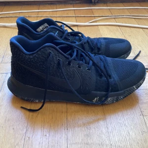 Nike Kyrie Signature - Nike Zoom, Kyrie Irving signature basketskor. Relativt oanvända. 