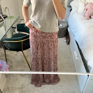 Långkjol!  - Så snygg långkjol! Perfekt att köpa sina sommarkläder redan nu för att vara redo, lång på mig som är 172 så den passar folk som är längre❤️ om man är kortare kan man bara du upp den enkelt eller bara ha den högre upp på magen