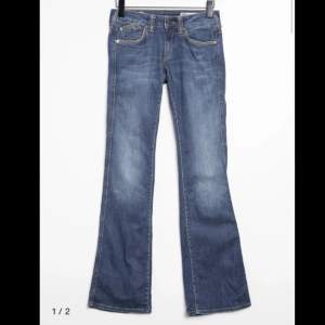 Lågmidjade bootcut jeans från tommy hilfiger Dom är köpta secondhand men i jättebra skick!  Kontakta mig för mått osv💗 Direktpriset är 500 