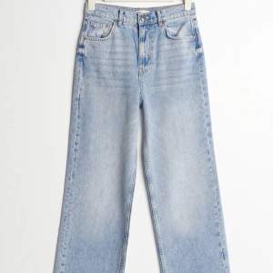 Från Gina, glömt vad modellen heter men tror att det är idun straight jeans. Jätte bra i skick. (HAR KLIPPT DE, EFTERSOM DE VAR FÖR LÅNGA))‼️ passar nog om man är mellan 153-160. Skickar egna bilder vid intresse🤍