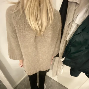 Kofta med Trekvartsärm - Säljer denna supersnygga stickade kofta med trekvartsärm!! Vet inte riktigt vilken storlek det är men passar xs-M beroende på hur man vill att den ska sitta, jag är en s!🙏🏻💕