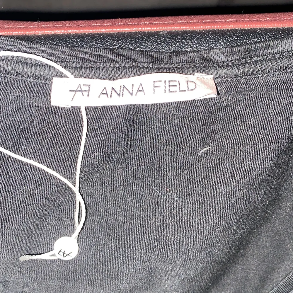 Jätte fin v-ringad t-shirt från Anna field, köpte på zalando, i ett kit med 2 andra Anna field t-shirtar, andvändinc endast en gång och köpte för en månad sen, så den är som NY!! Nypris för 3= 300. T-shirts.