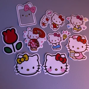 Hello Kitty klistermärken  - (TRYCK INTE PÅ KÖP NU!!) blandade hello Kitty klistermärken, 7kr/styck, 5 stycken för 30kr eller 10 stycken för 55kr :) 15kr frakt