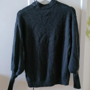 Stickad tröja - Stickad tröja med smala armar Storlek S Mitt pris: 100kr