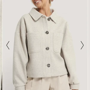 Beige kapp - Säljer denna jätte fina jacka då den inte kommer till andvänding. Den är i jätte fint material och är inte nopprig eller sliten. Ny pris är 900 och priset kan diskuteras och köparen står för frakt!💗