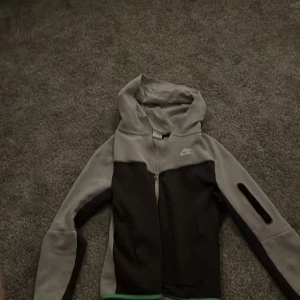 Nike tech fleece   - Hej säljer denna Nike tech fleece bra skick knappast använd säljer den för att jag har för många 