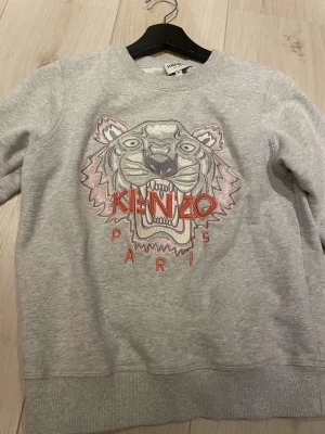 Kenzo tröja - Säljer nu denna superfina Kenzo tröjan. Den är i väldigt fint skick och knappt använd. Nypris är runt 2100❤️