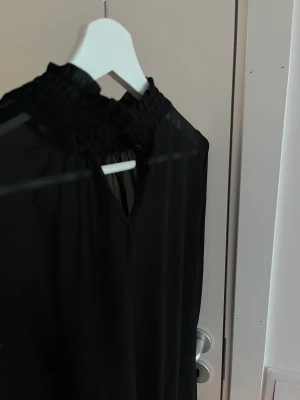 Svart blus - Svart blus i mesh material. Väldigt fin med en fin bralette under. Från märket pieces i fint skick. Den sitter åt längst ner vilket gör att man kan ha den på många olika sätt. Storlek M men passar även S