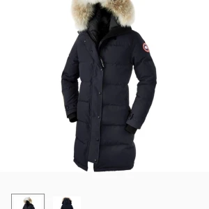 Canada Goose Shelbourne Parka - En Canada Goose i modellen Shelbourne, strl XS. Finns minimala slitage och behöver kemtvättas. Ord. pris 12 890 kr