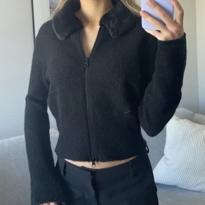 Kofta - Finaste koftan med pälskrage, supermysig.