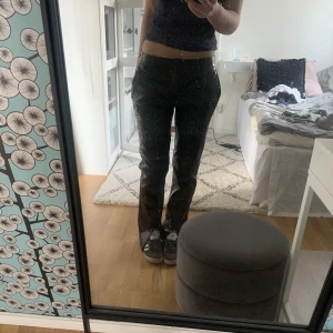 Zara byxor - Så coola skinnbyxor ifrån zara med slits, lånade bilder eftersom dom inte passar mig🦋🦋