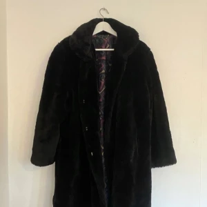 Svart Fuskpälskappa - Jättefin, varm och mysig kappa