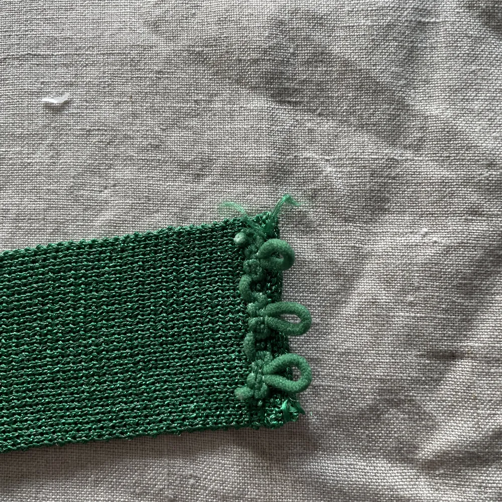 Grön halterneck klänning från Gina tricot. Aldrig använd fint skick. Lite lösa trådar baktill där man knäpper. . Klänningar.