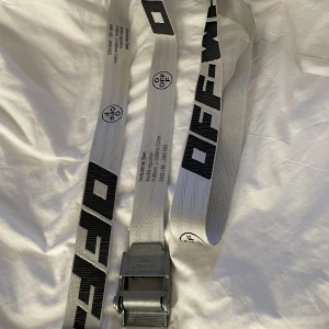 Off white bälte - Köpt för 2400, kvitto finns  Använd men i fint skick.