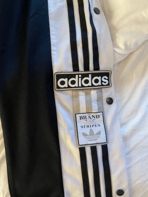 Adidas trackpants - Storlek 11-12y  Motsvarar ungefär xxs