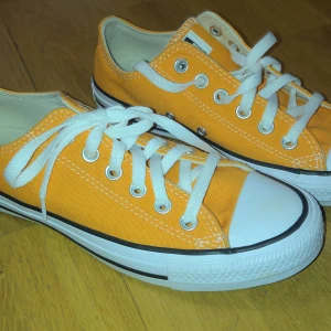 Helt nya Converse skor - Helt ny cornverse, Oranga med vita snören. Aldrig använda och dörför inga  skador.  går att sänka priset ☺️