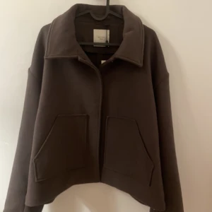 Vår jacka från Neo Noir - Säljer en superfin vårjacka från Neo Noir. Den är aldrig använd och säljer pga av att den inte passar. Passar perfekt nu till våren. Original pris är 1499kr, sälj för 800kr! 