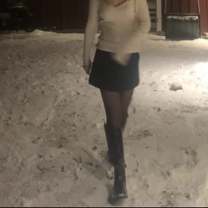 Knähöga boots - Säljer dessa ascoola stövlar som är köpta från H&m förra året men bara använda 1 gång.  Dom är köpta för 600kr.