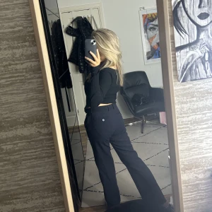Kostymbyxor Filippa k - Snygga kostymbyxor från Filippa k. De är raka i strlk xs (jag är 160 för referens). Skriv vid intresse❤️