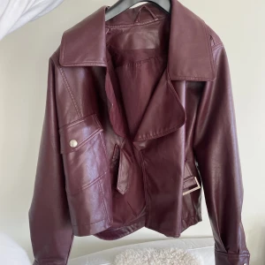 Skinnjacka  - Helt stört snygg mörkrök skinnjacka🥰❤️