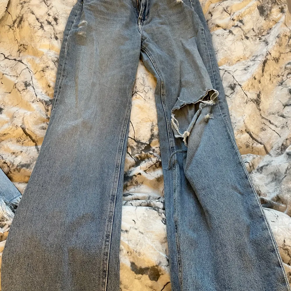 Blåa jeans från hm, stl 36. Säljer pga att jag aldrig använder dem längre. Fint skick och inte använt mycket. 100kr. Kan mötas upp i Katrineholm eller skicka om köparen står för frakten!. Jeans & Byxor.